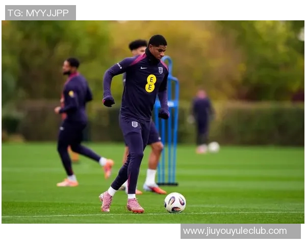 英格兰世界杯新队服曝光贝林汉姆拉什福德等五名球员亮相