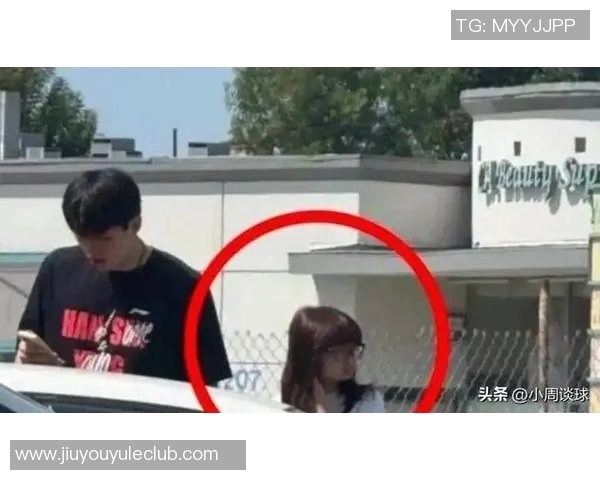 迈阿密球迷与杨瀚森偶遇合影网友呼吁保护他避免网络暴力 迈阿密球迷与杨瀚森偶遇合影网友呼吁保护他避免网络暴力