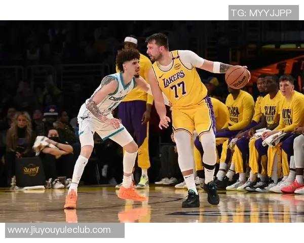 湖人失误频繁如被抄截马刺利用转换进攻给予惩罚