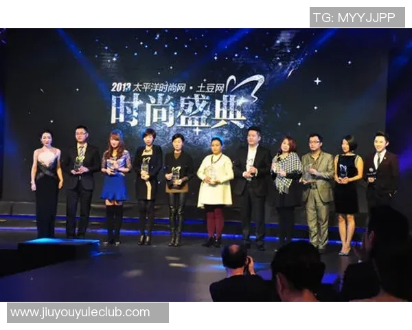 阿贾戴荣获三项大奖四年三冠荣耀无限手套庆祝夺冠游行